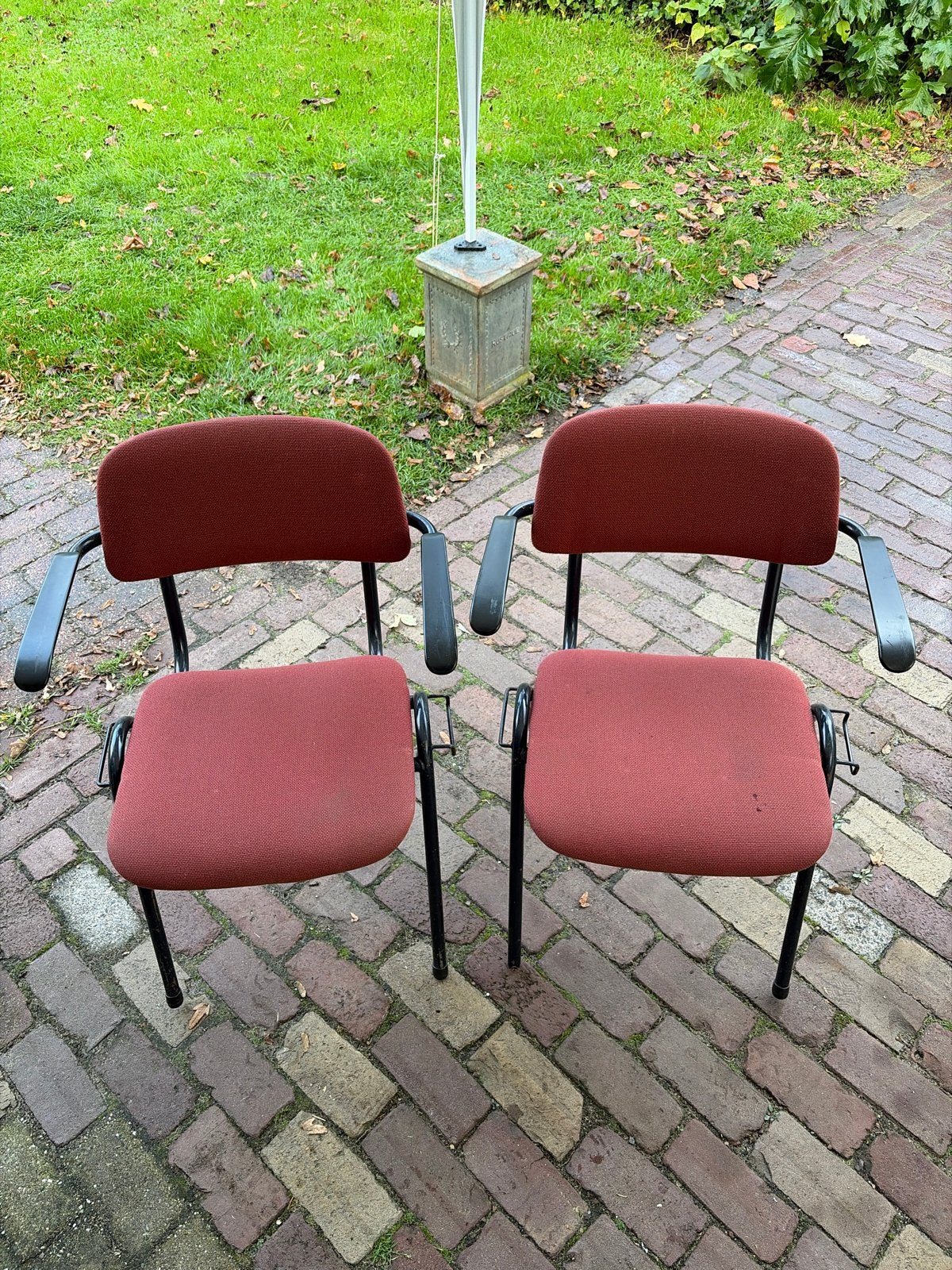 Acht comfortabele rode stoelen met armleuningen, Ophalen, Gebruikt, Twee, Metaal