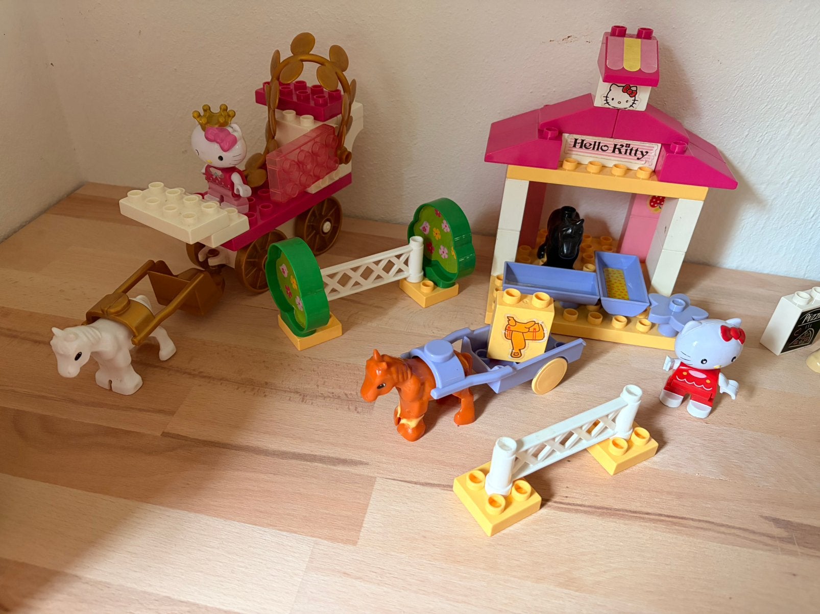 Hello kitty paardenstal, koets, Ophalen of Verzenden, Zo goed als nieuw, Duplo