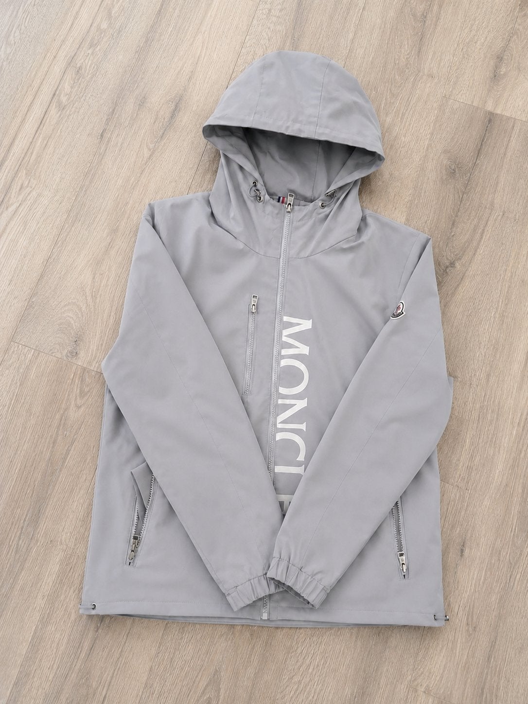 Moncler Windbreaker - Stijlvolle en functionele jas, Ophalen of Verzenden, Nieuw, Maat 48/50 (M), Grijs