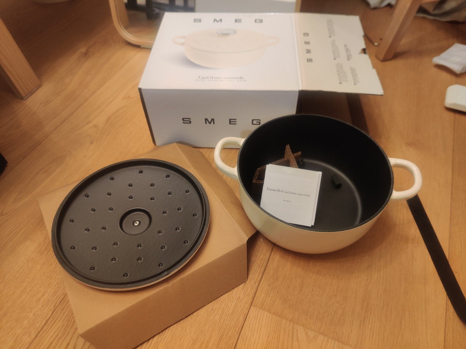 Smeg Gietijzeren Braadpan casserole 24cm - Nieuwstaat, Ophalen of Verzenden, Zo goed als nieuw, Met deksel, Braadpan