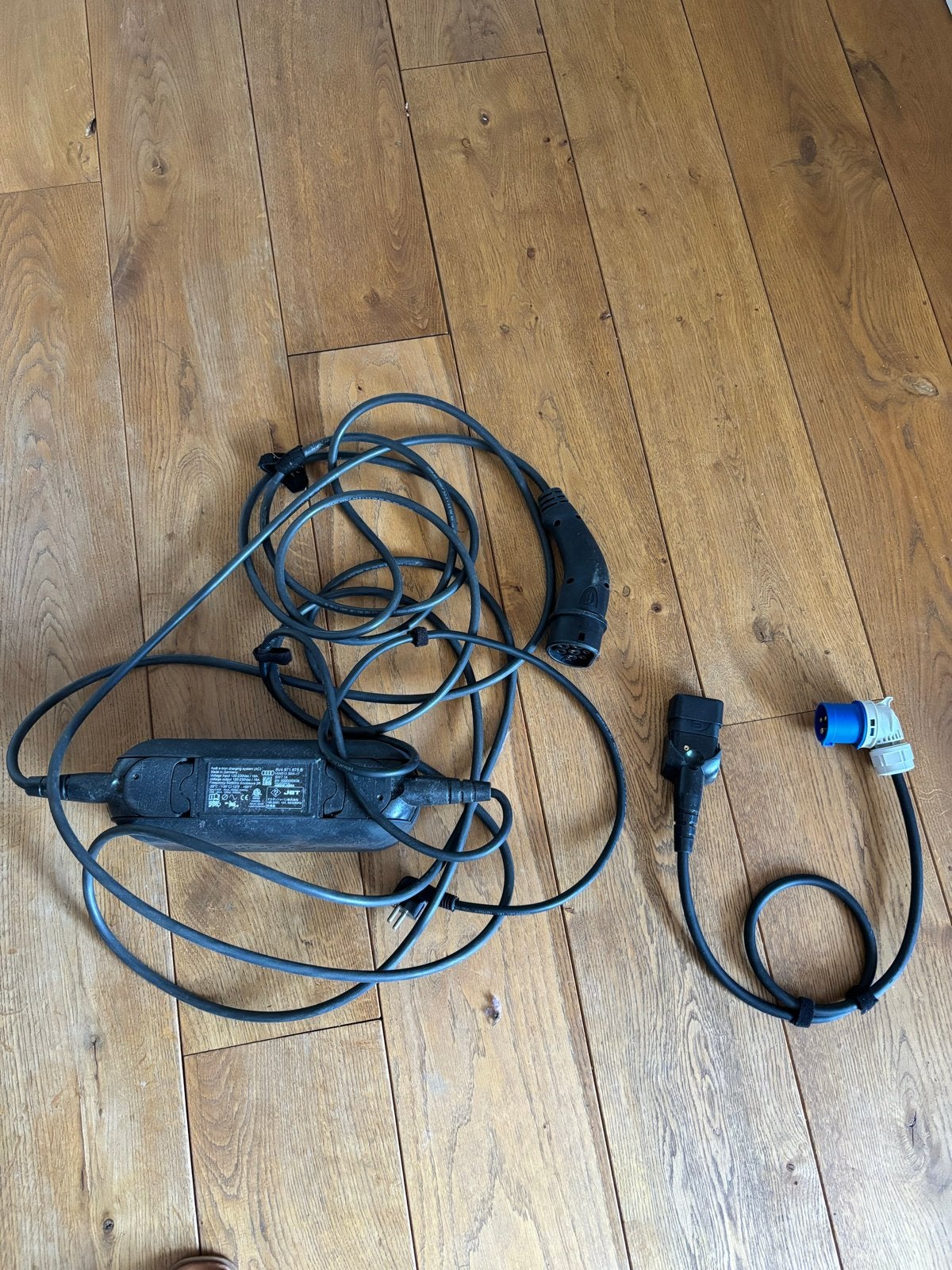 Audi e-tron laadkabel en adapter, Ophalen of Verzenden, Gebruikt, Laadkabel
