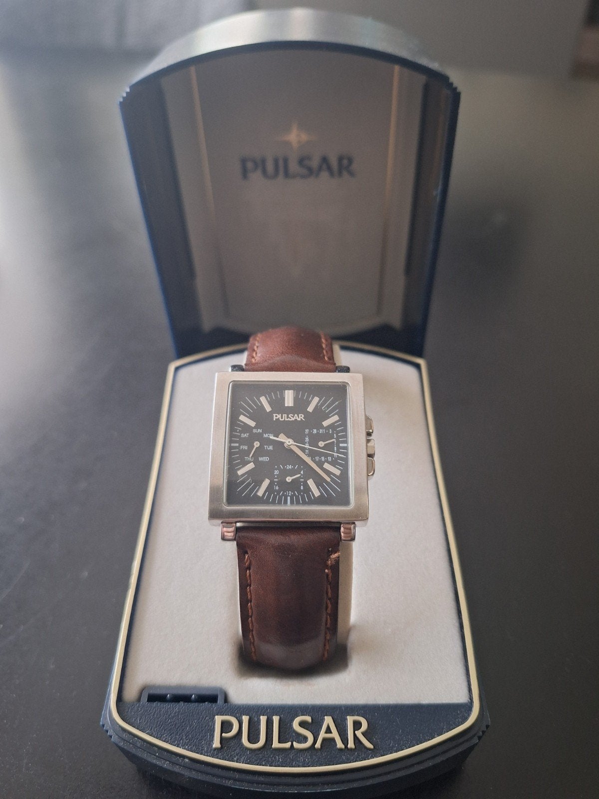 Pulsar Herenhorloge - Vierkante Kast, Bruin Leren Band, Sieraden, Tassen en Uiterlijk, Overige merken, Staal, Polshorloge, Ophalen of Verzenden