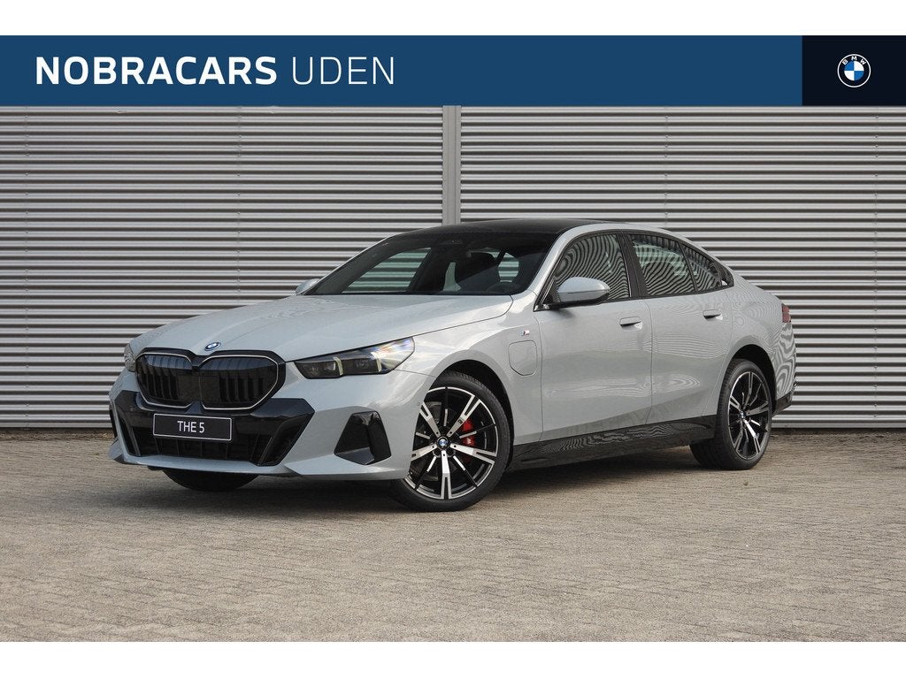 BMW i5 eDrive40 M Sport / Panoramadak / Achteruitrijcamera /