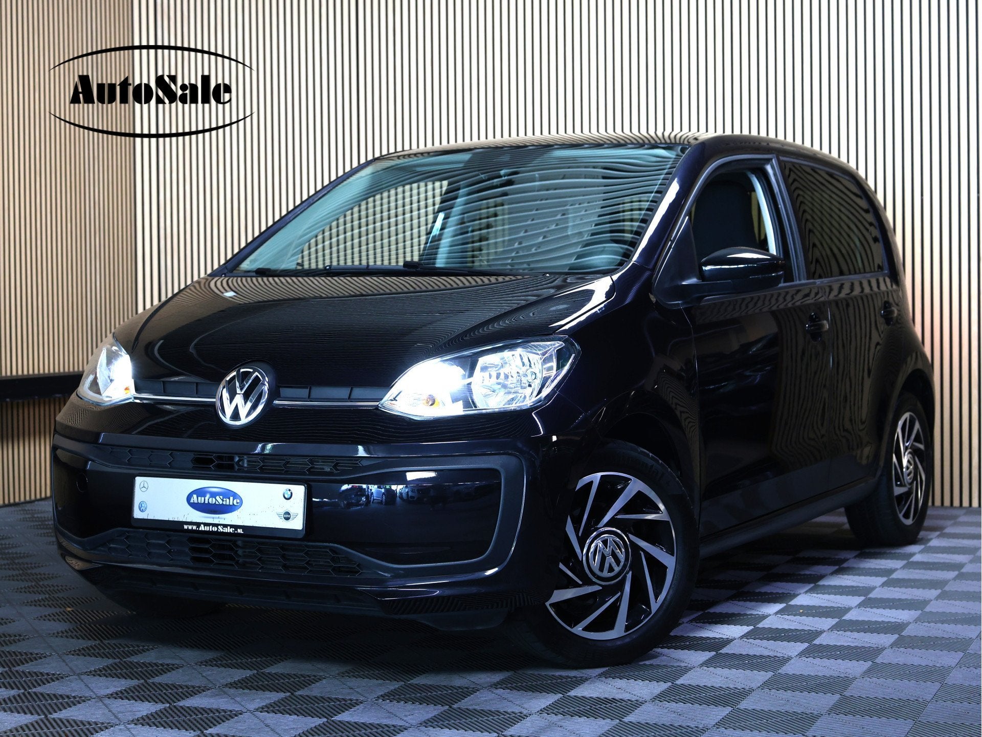 Volkswagen up! 1.0 BMT high up! AUTOMAAT AIRCO BLUETOOTH PDC, Stof, Gebruikt, 840 kg, 4 stoelen