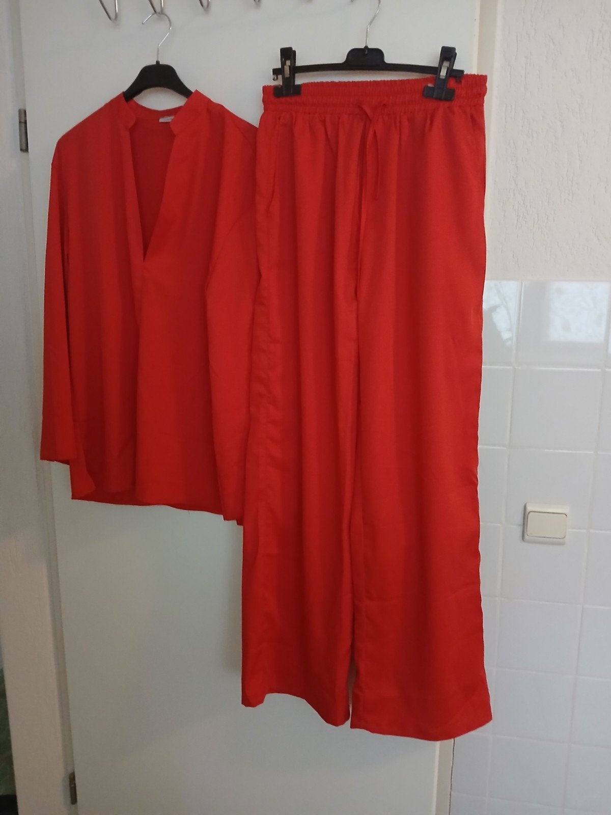 mooi 2dlg set rood nieuw mt L 40 42, Maat 38/40 (M), Kostuum of Pak, Verzenden, Nieuw
