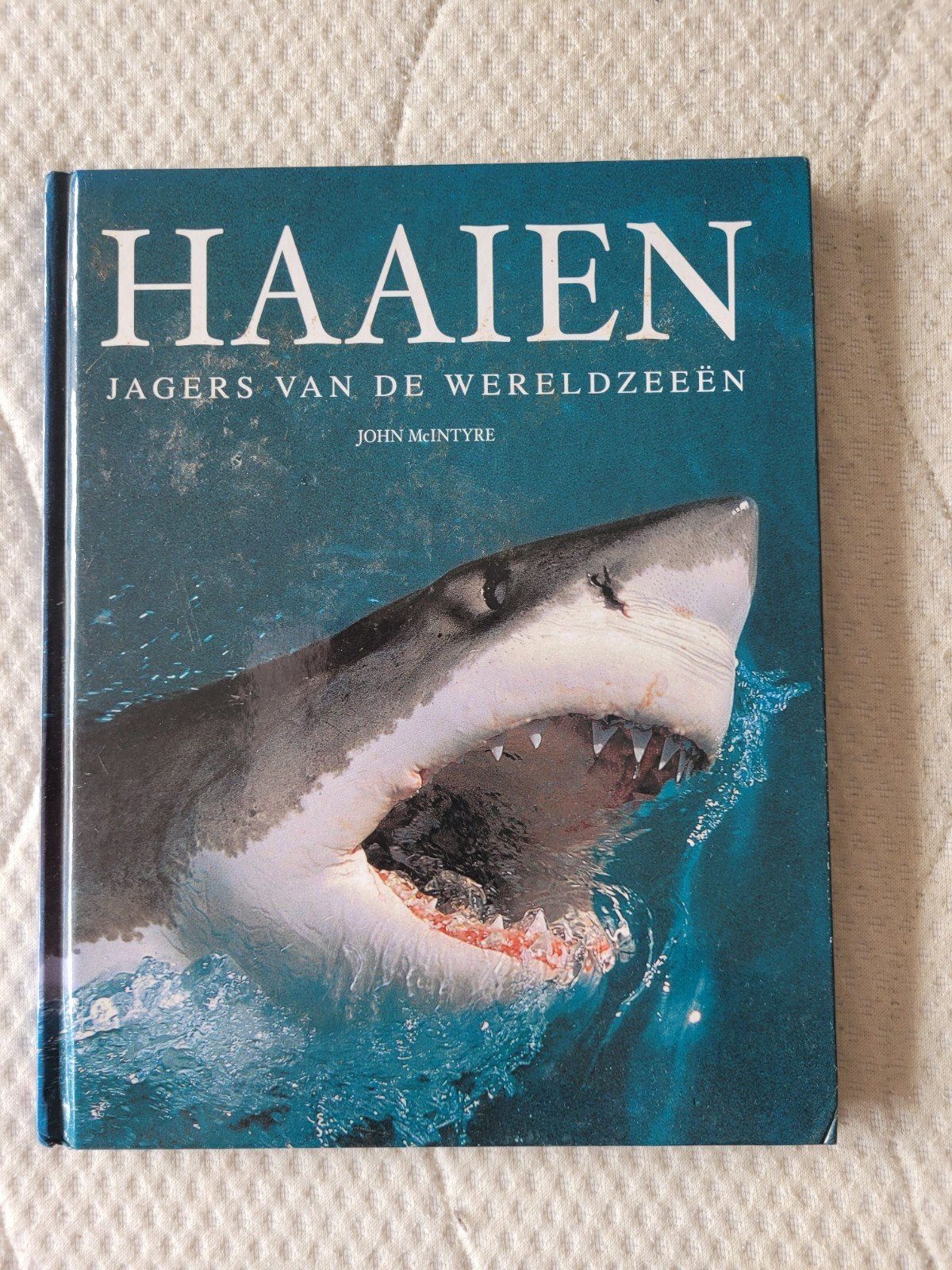 Boek: Haaien - Jagers van de Wereldzeeën, Boeken, Ophalen of Verzenden, Zo goed als nieuw, Overige onderwerpen, John McIntyre