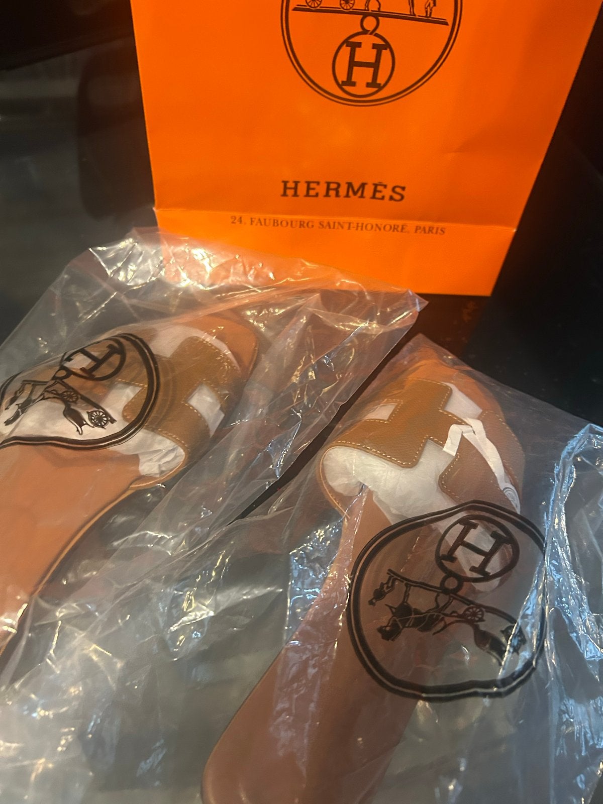 Nieuwe Hermes Slippers Maat 40 - Ongebruikt, Kleding | Dames, Schoenen, Ophalen of Verzenden, Nieuw, Bruin, Slippers