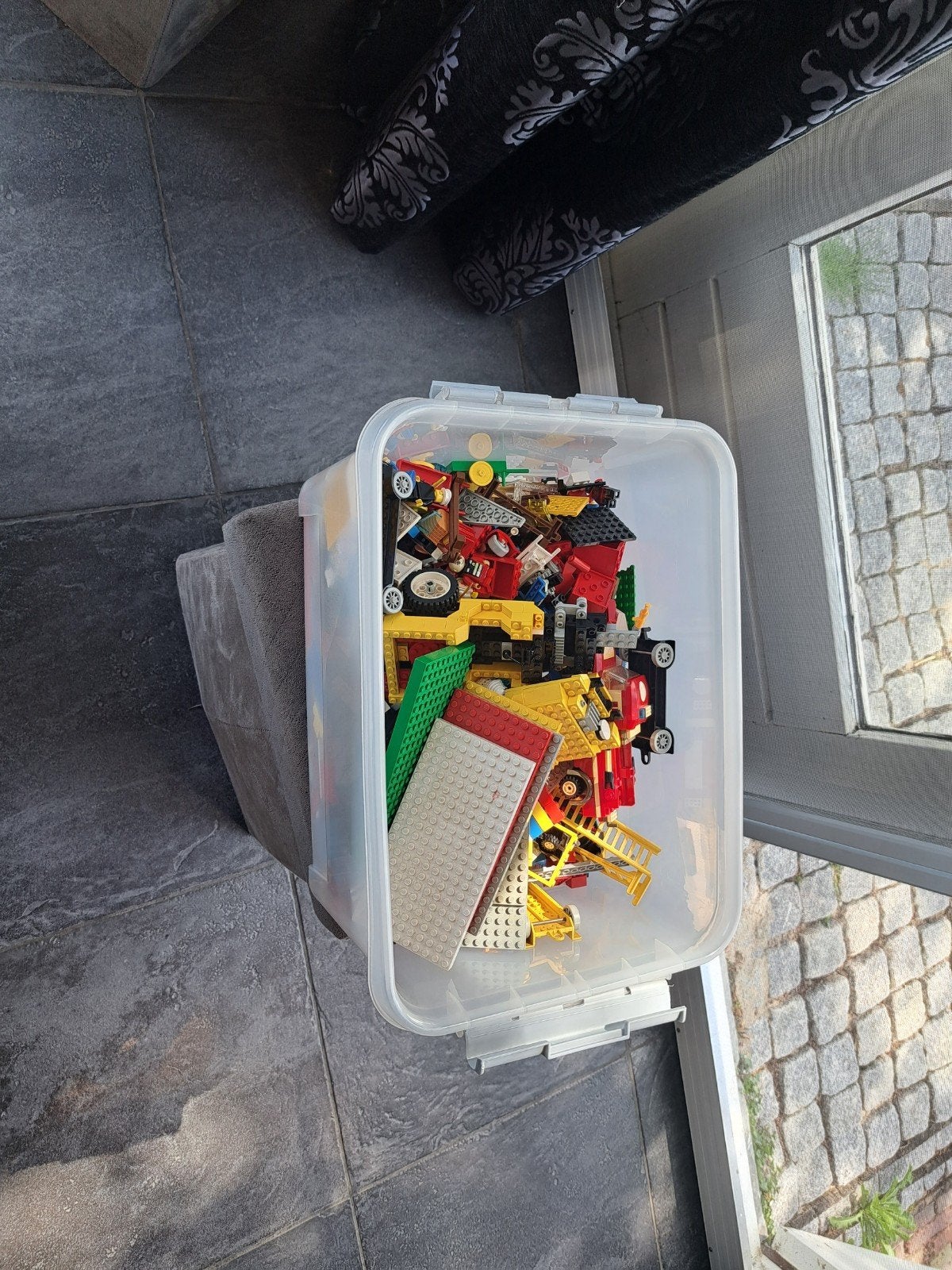 grote bak vol lego met voorbeeldboekjes