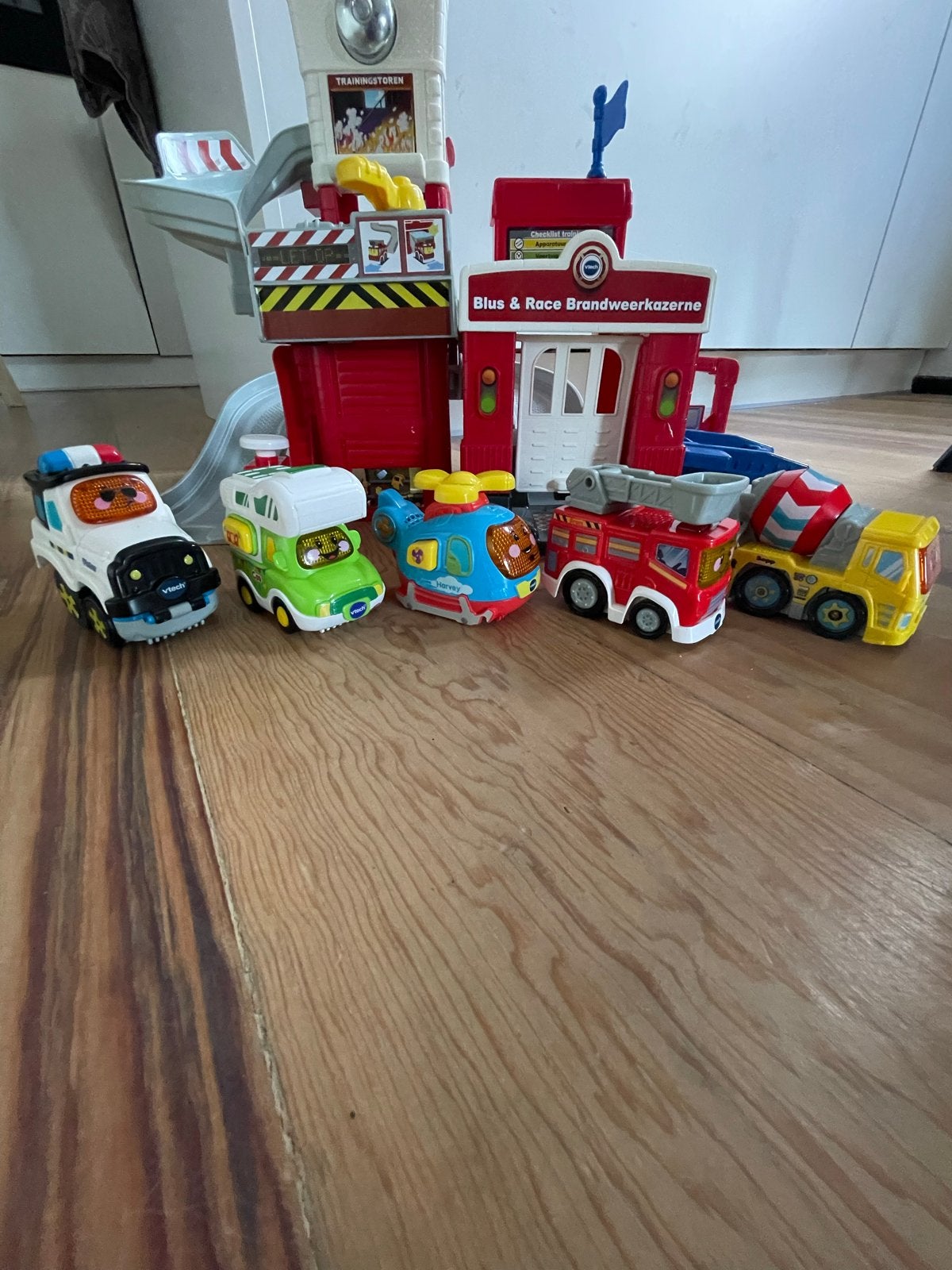VTech Toet Toet Auto's Brandweerkazerne met 5 voertuigen, Ophalen, Zo goed als nieuw