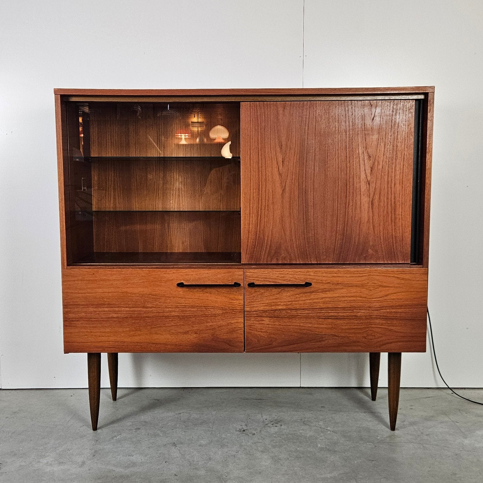 Vintage verlicht highboard met vitrine, Gebruikt, 100 tot 150 cm, Met deur(en), 100 tot 150 cm