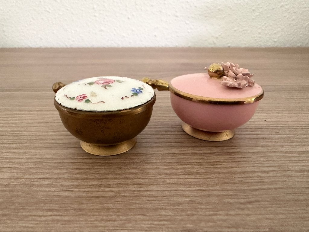 2 antieke mini snuisterijen doosjes van porselein / messing, Antiek en Kunst, Curiosa en Brocante, Ophalen of Verzenden