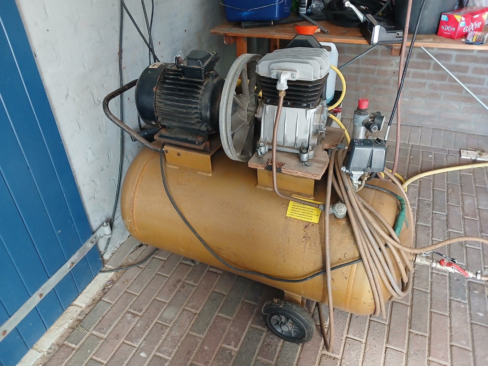 Grote compressor op krachtstroom - 1 meter lang, Doe-het-zelf en Verbouw, 100 liter of meer, Ophalen, Gebruikt