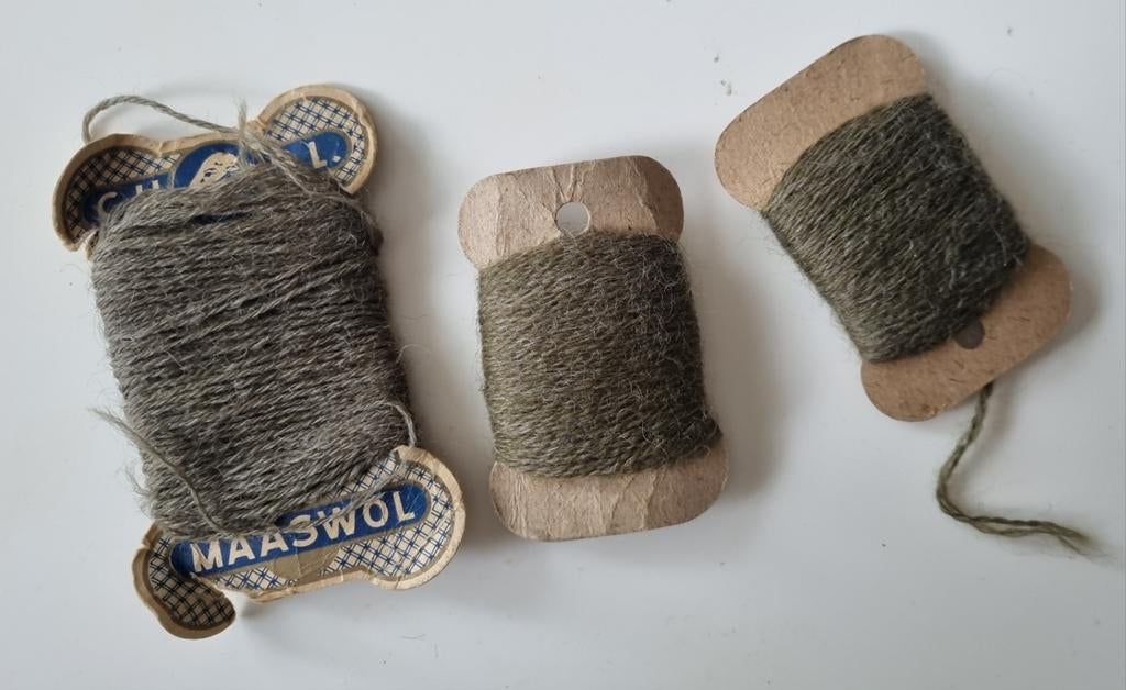 3 x militair naaigaren jaren '40 / '50, Ophalen of Verzenden, Landmacht, Nederland, Kleding of Schoenen