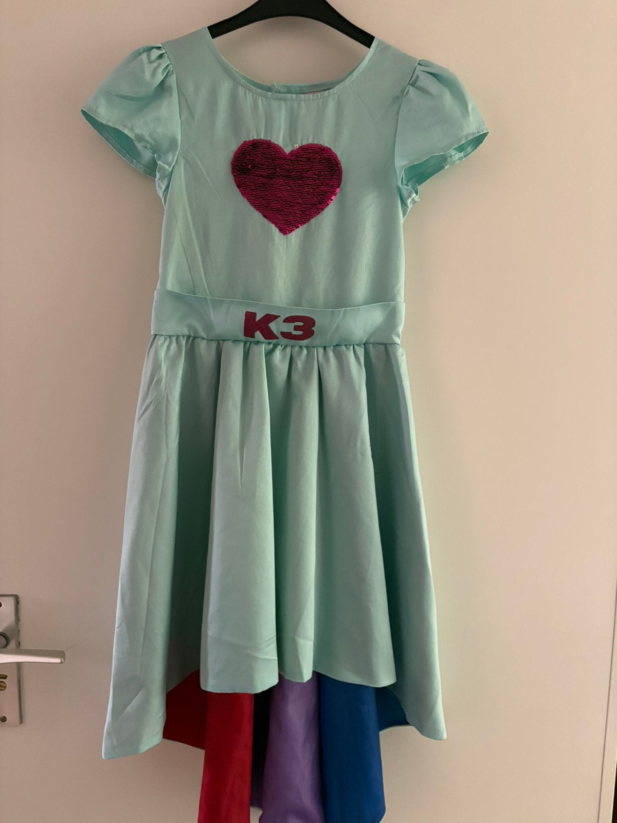 K3 verkleedkleren, Kinderen en Baby's, Carnavalskleding en Verkleedspullen, Ophalen, Zo goed als nieuw, 122 t/m 128, Meisje