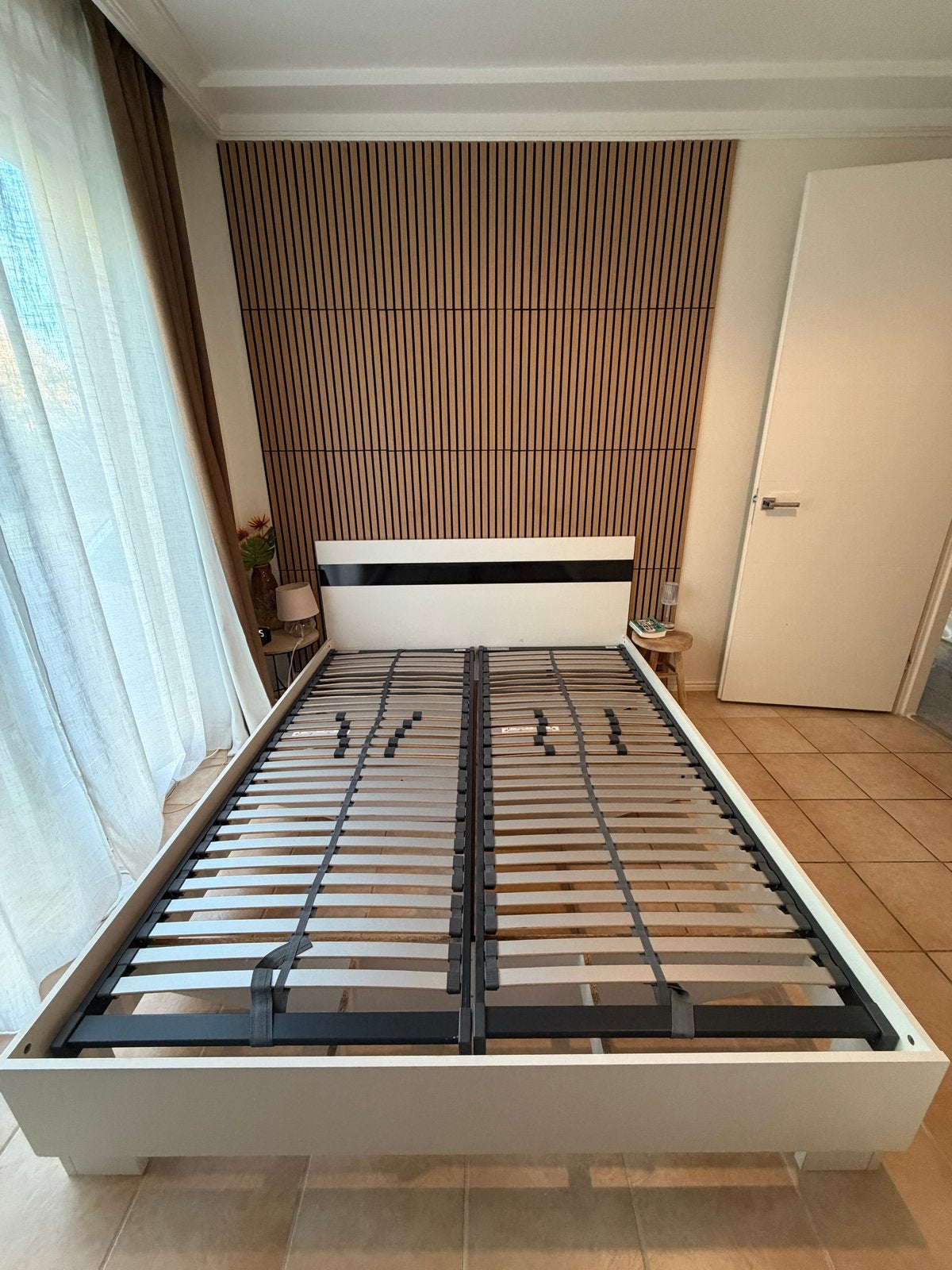 Tweepersoonsbed wit met zwart accent, 160x200 cm, Huis en Inrichting, Overige materialen, Wit, Tweepersoons, Ophalen of Verzenden