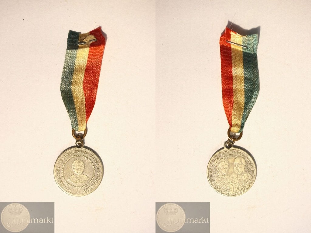 Draagteken z.j. (ca. 1890) 'Willem III, Emma en Wilhelmina', Ophalen of Verzenden, Overige materialen, Nederland