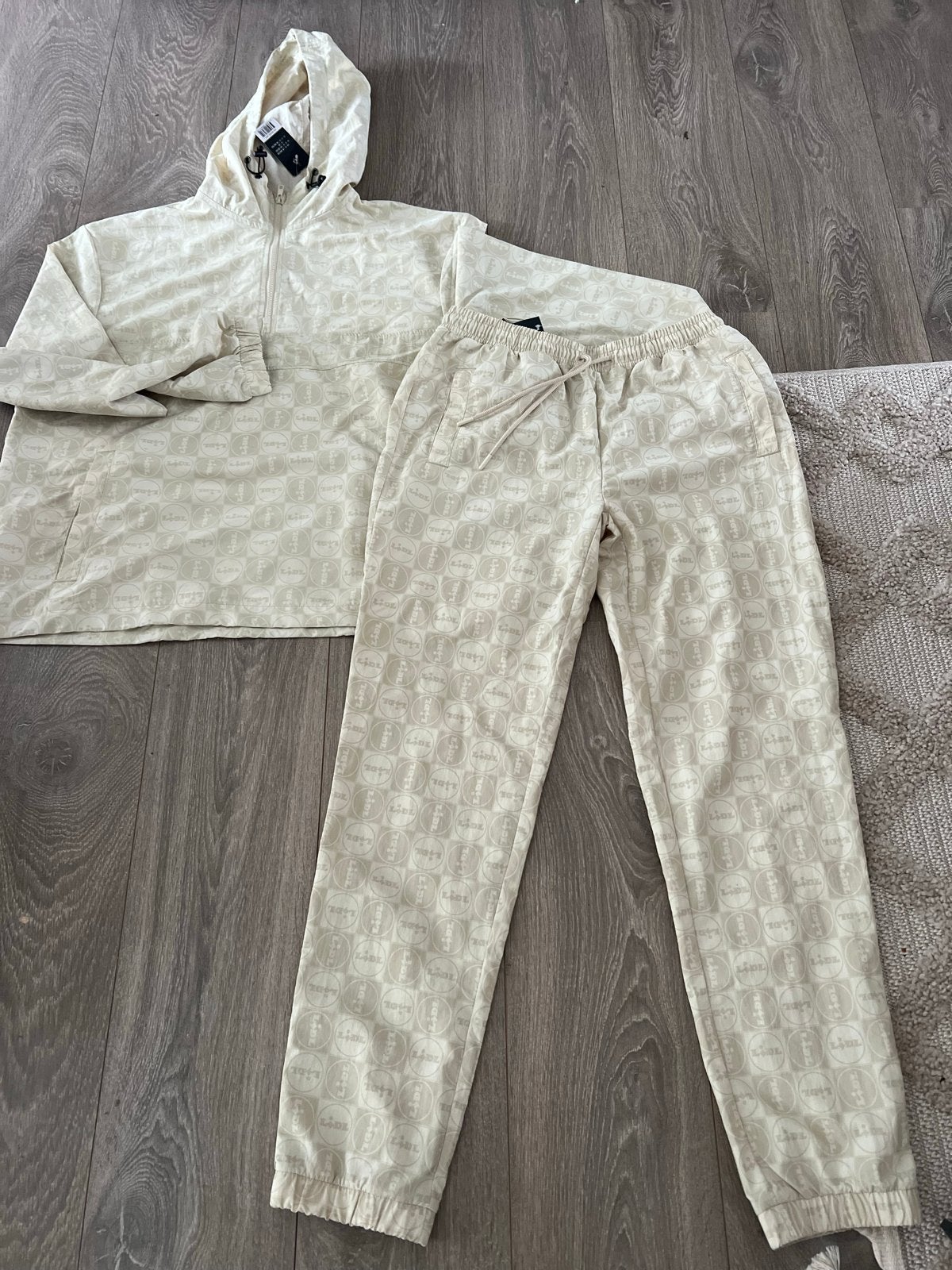 Nieuw trainingspak maat S, Kleding | Heren, Ophalen of Verzenden, Nieuw, Maat 48/50 (M), Beige