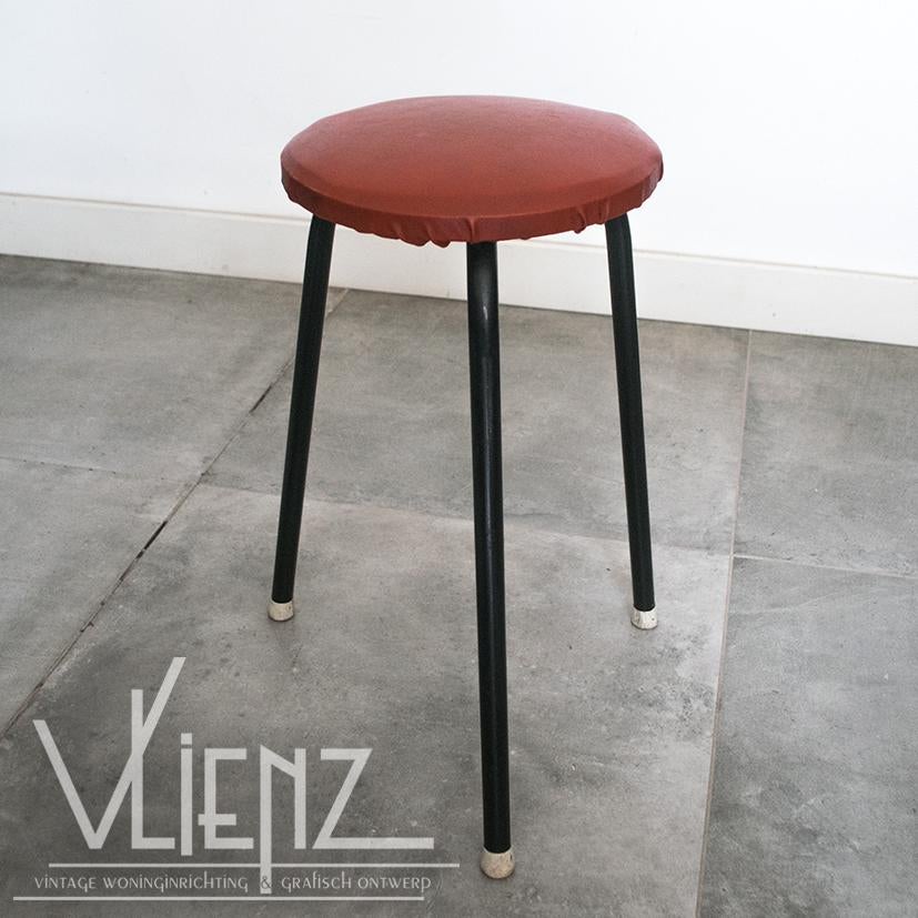 Vintage, retro kruk, rode bekleding metalen poten 50 cm hoog, Verzamelen, Retro, Huis en Inrichting, Ophalen