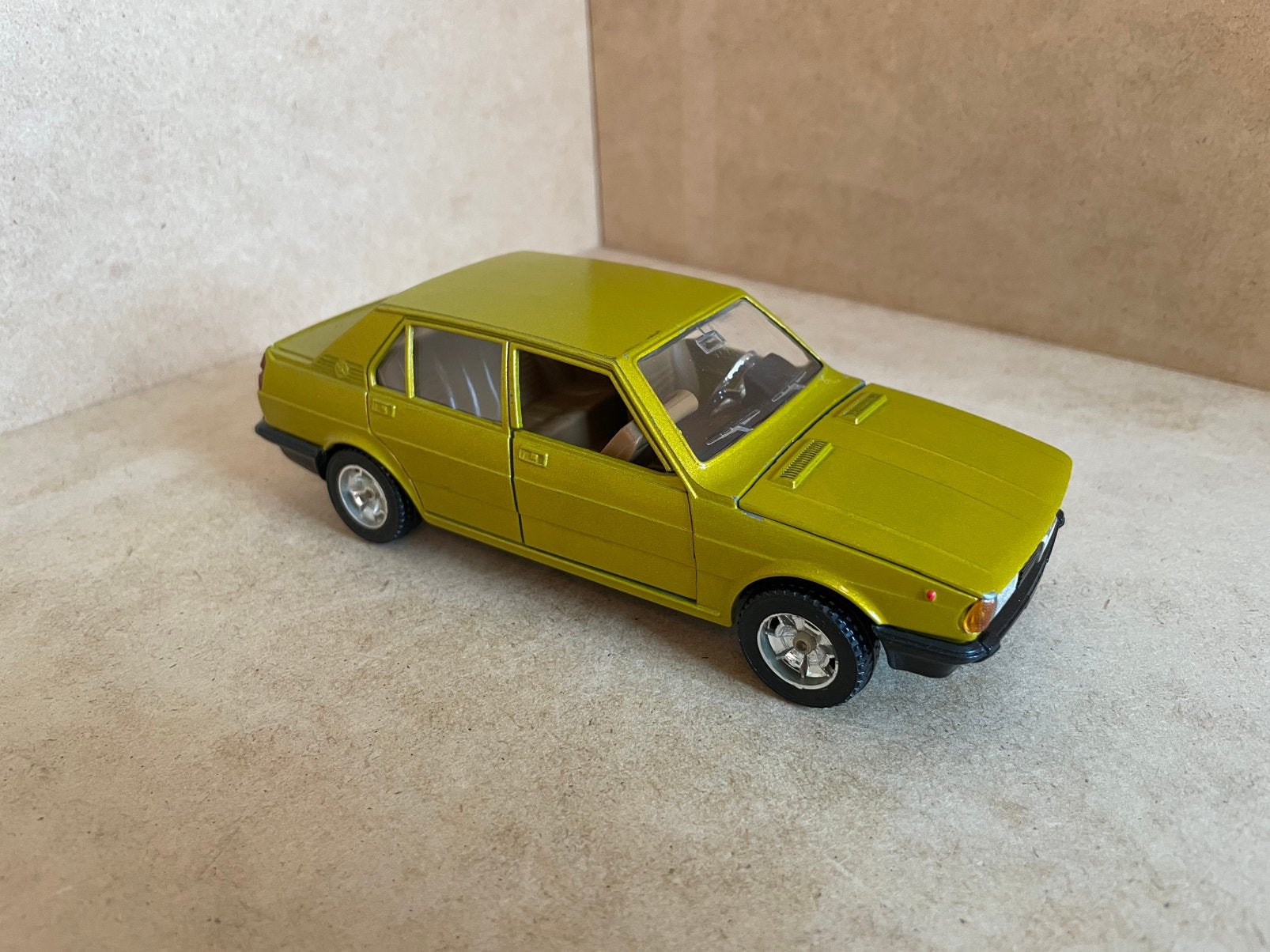 model Alfa Romeo Guiletta, goudgeel 1/24, Mebetoys, bespeeld, Hobby en Vrije tijd, Modelauto's | 1:24, Ophalen of Verzenden, Gebruikt