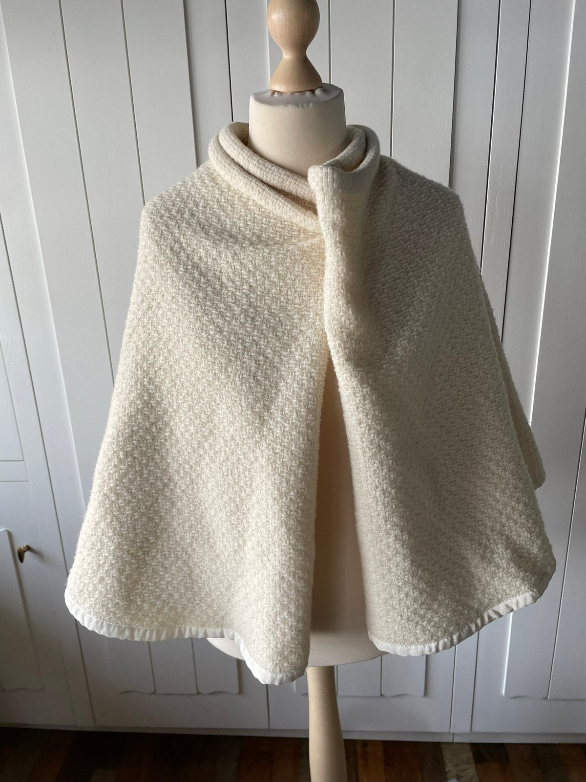 Wollen omslagdoek, Ophalen of Verzenden, Zo goed als nieuw, Maat 46/48 (XL) of groter