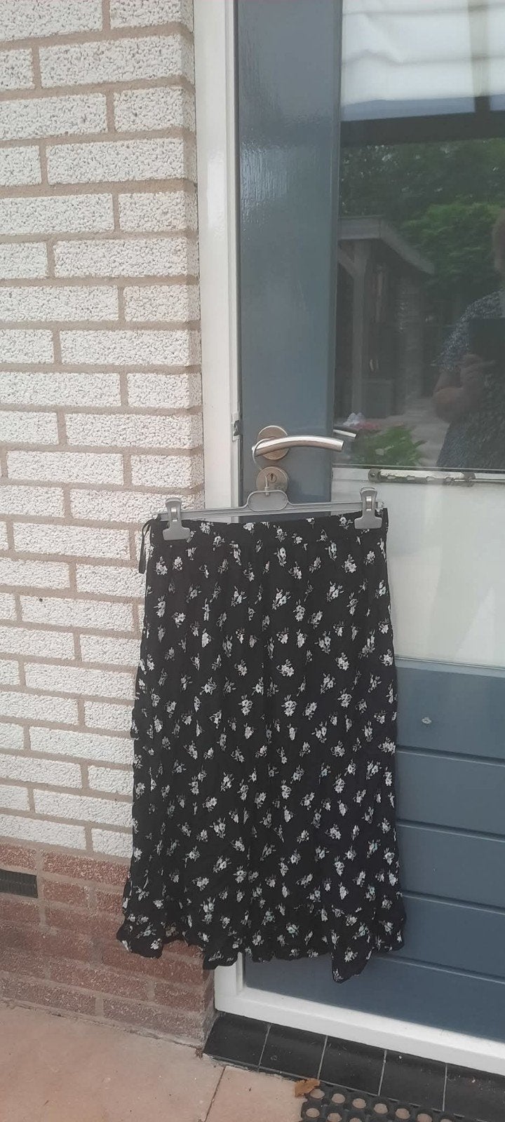 Strokenrok merk pieces viscose zwart gebloemd maat m., Kleding | Dames, Maat 38/40 (M), Zwart, Nieuw, Ophalen of Verzenden