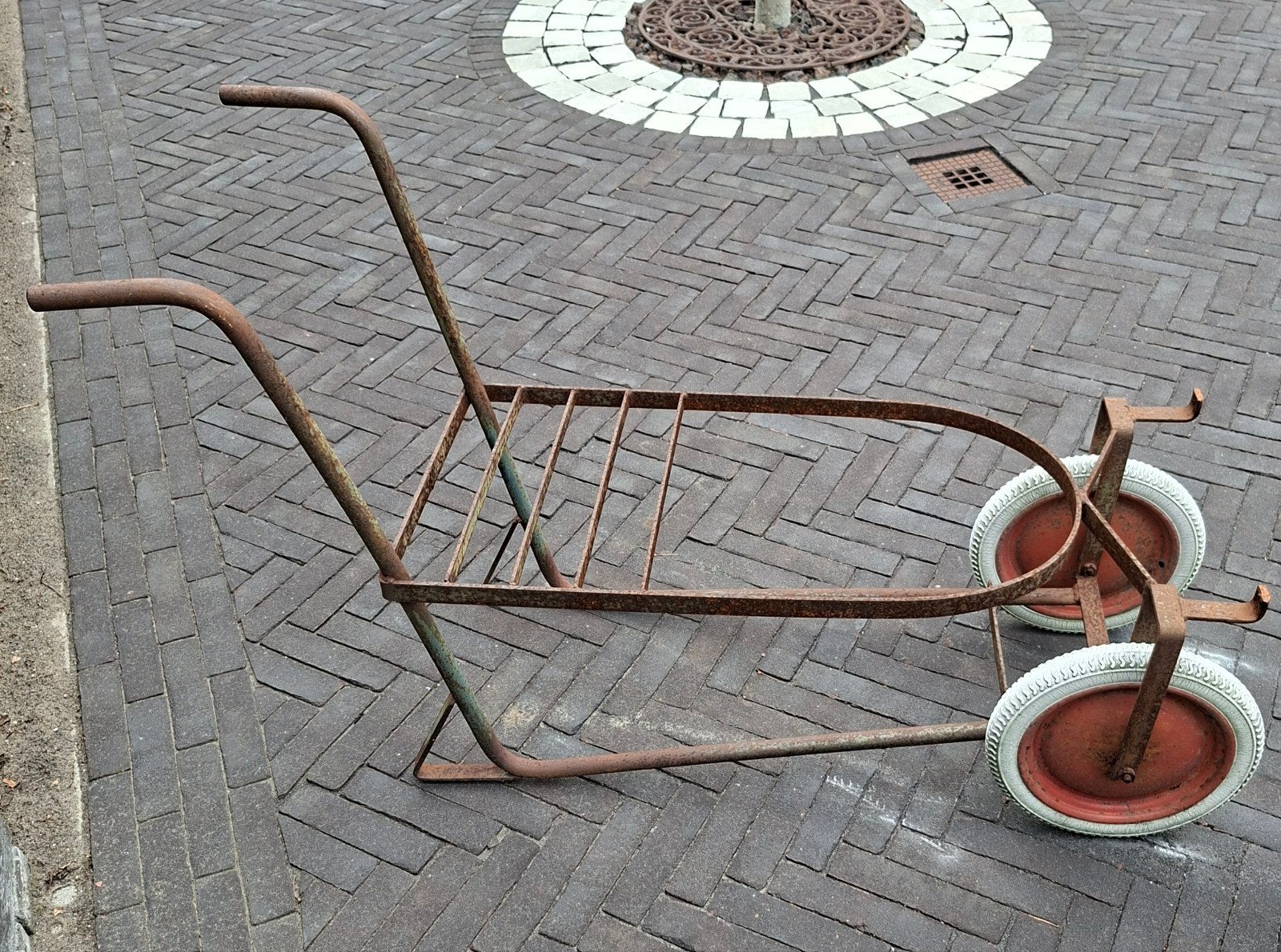 Oude roestige kruiwagen met twee wielen, Gebruikt, Ophalen of Verzenden, Handmatig, Onbekend