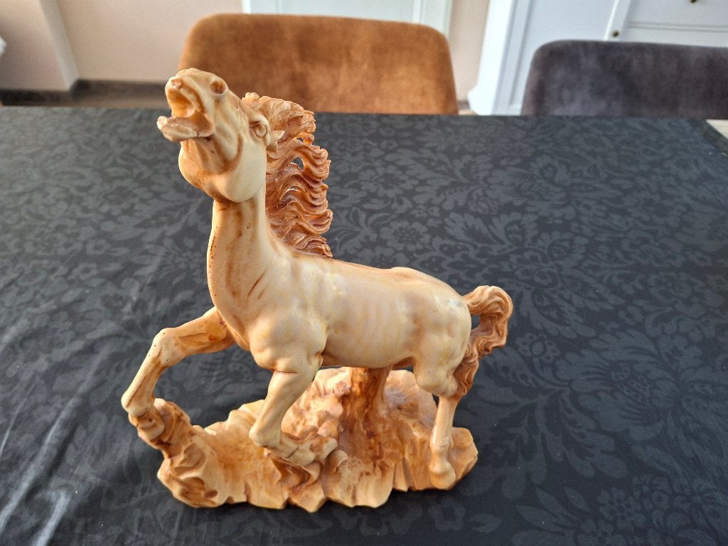 Sculptuur steigerend paard kleur licht bruin initialen AG, Antiek en Kunst, Kunststof, Ophalen of Verzenden, Zoogdier, Beeld