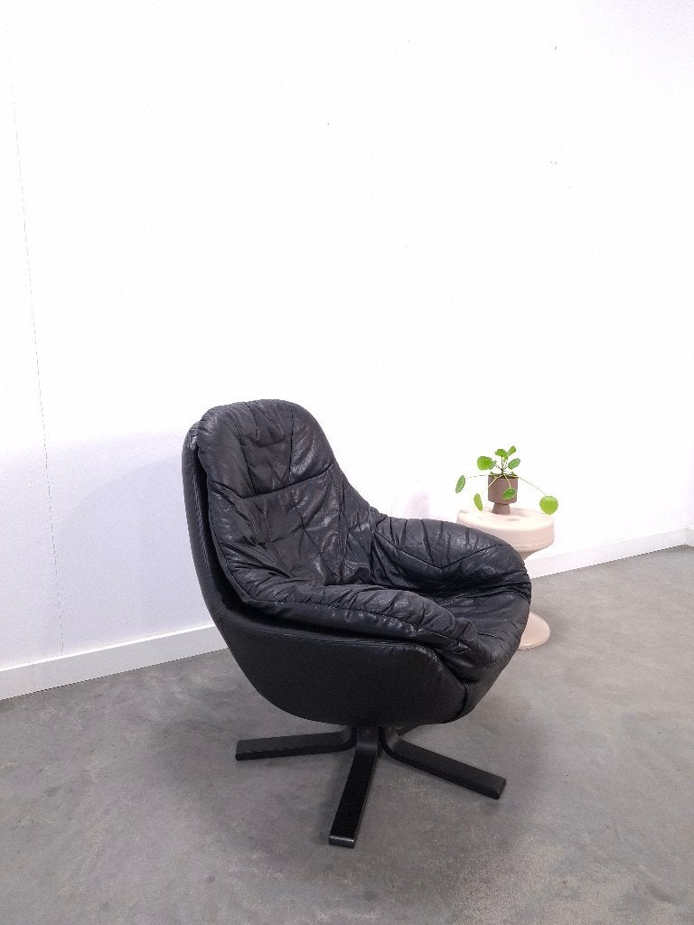 Draaibare zwart leren fauteuil H.W. Klein Bramin Denemarken, Gebruikt, Ophalen of Verzenden, 50 tot 75 cm, Hout