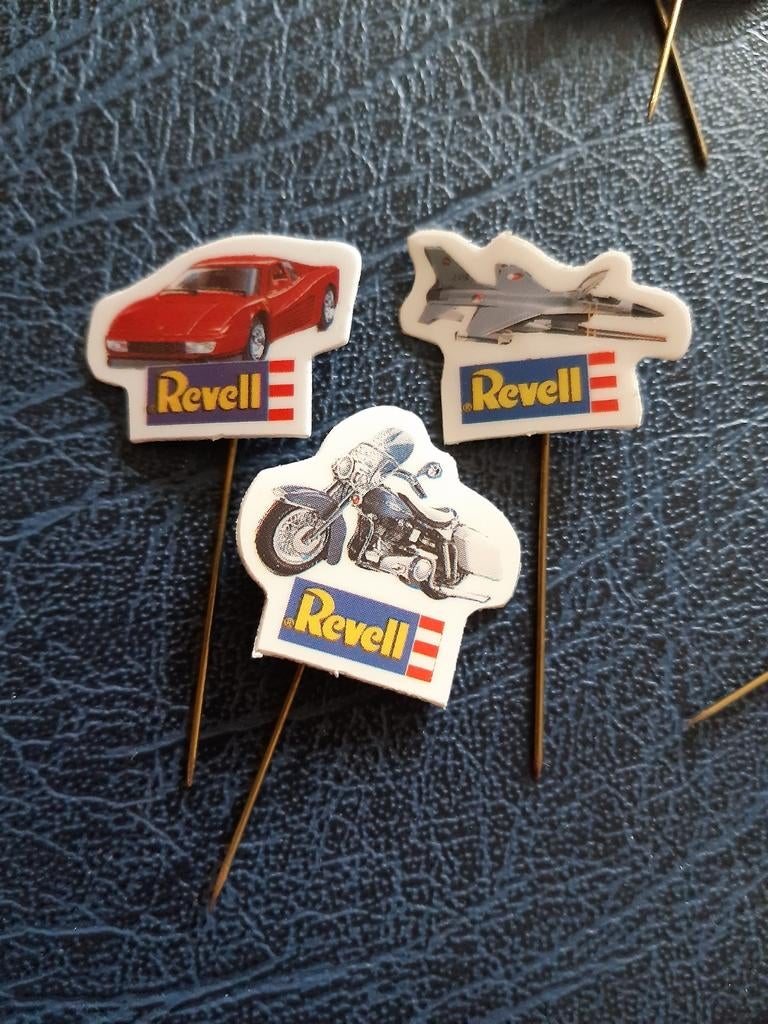 3 Speldjes Revell, Ophalen of Verzenden, Zo goed als nieuw, Merk, Speldje of Pin