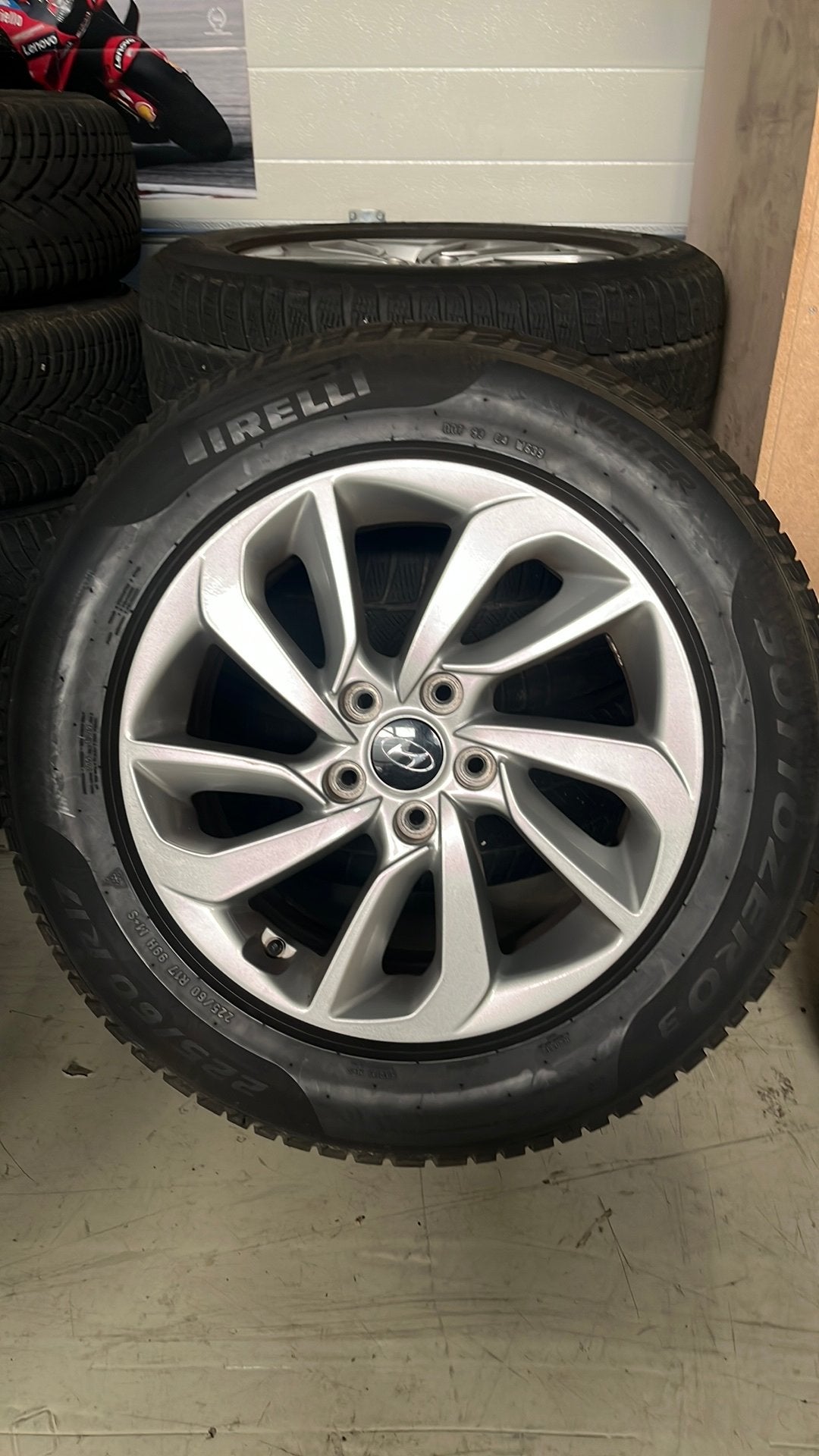 Winterset Hyundai Tucson Pirelli 225/60-17 TMPS, Auto-onderdelen, Ophalen, Gebruikt, Www.hyundai.nl, Banden en Velgen