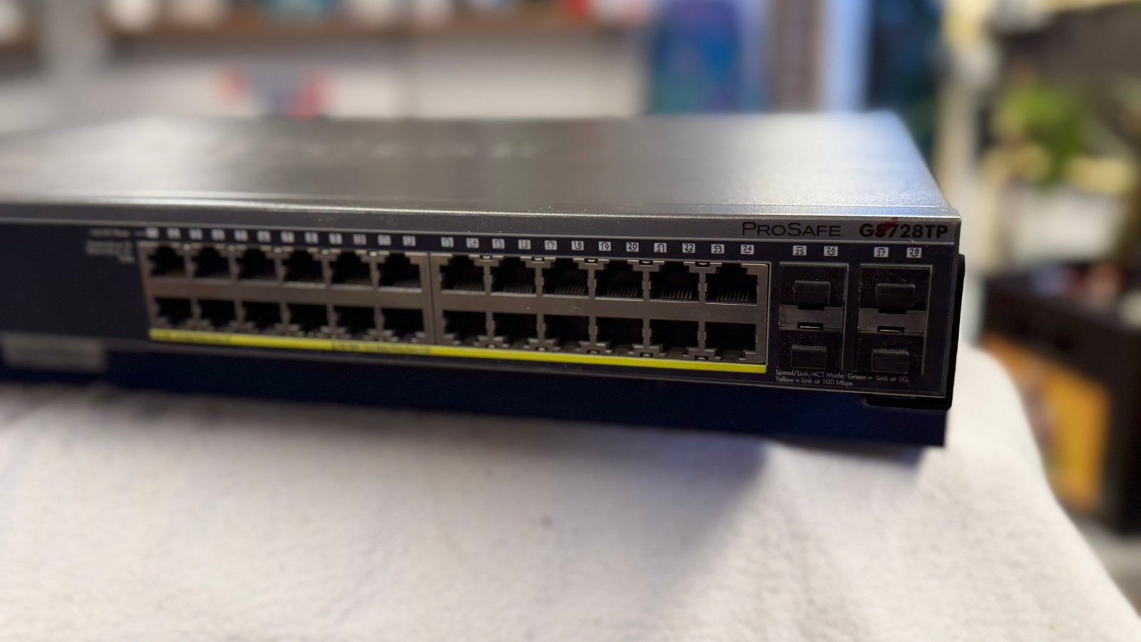 NETGEAR GS728TP 24-poorts Gigabit PoE/PoE+ switch 4 SFP, Computers en Software, Ophalen of Verzenden, Zo goed als nieuw
