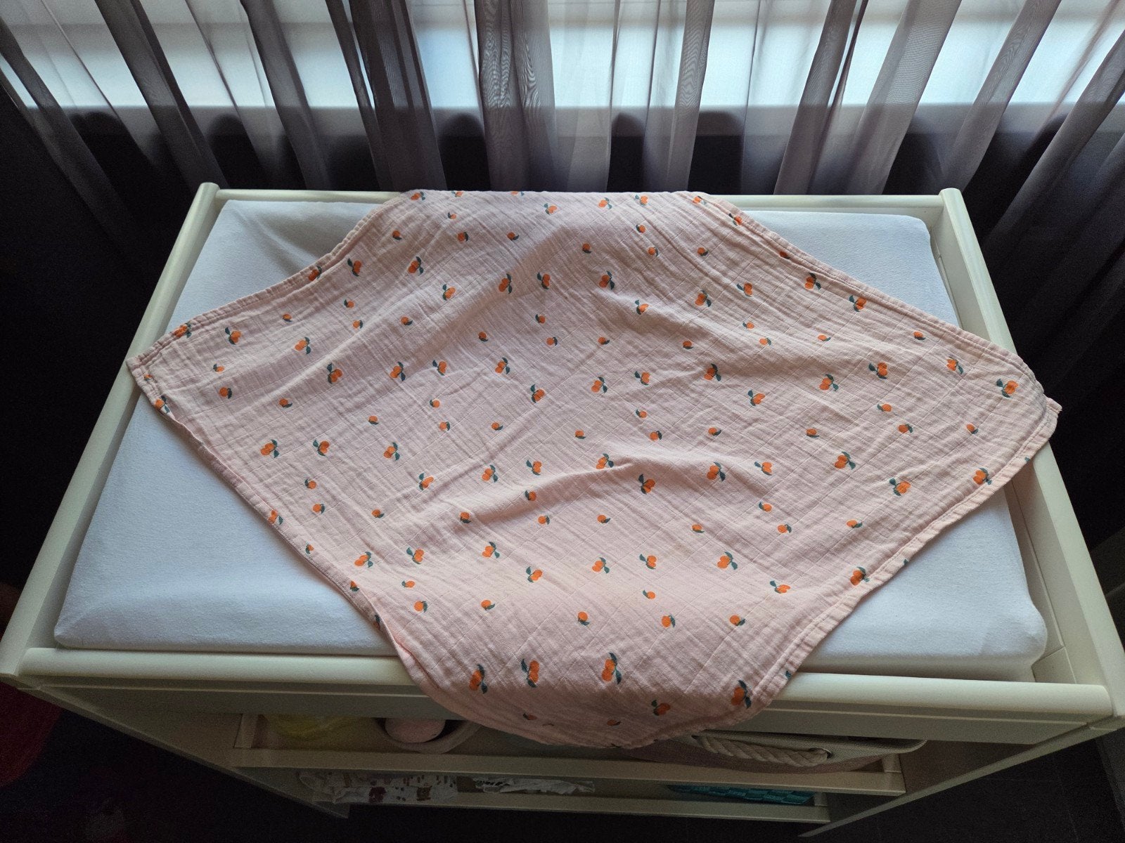 Witte baby commode met Opbergruimte IKEA, Kinderen en Baby's, Kinderkamer | Commodes en Kasten, Ophalen, Zo goed als nieuw, 75 tot 100 cm