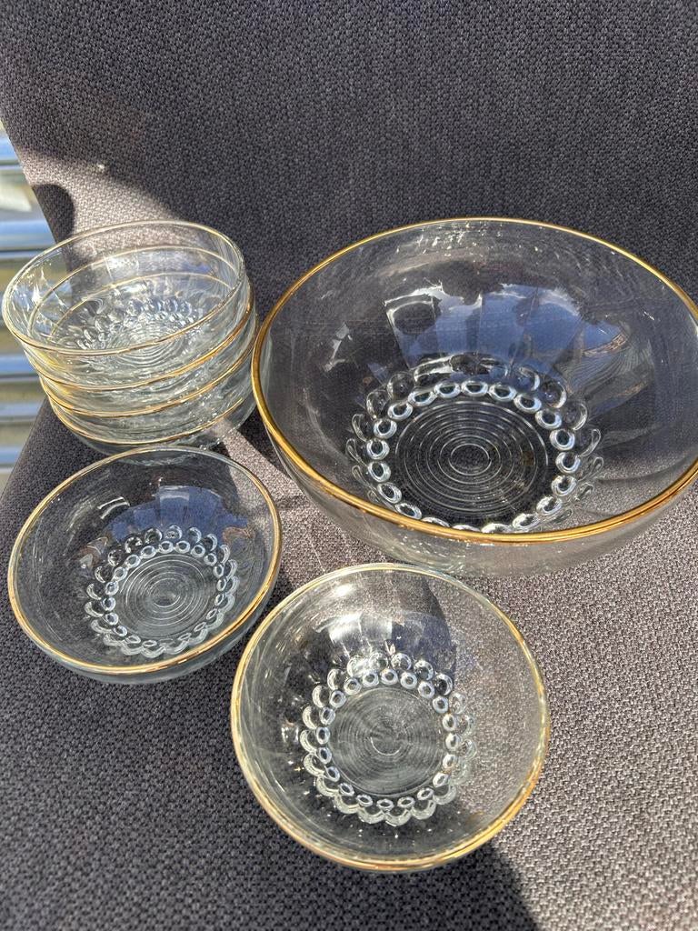 Glazen schaal met 6 kleinere schaaltjes - gouden randje, Antiek en Kunst, Ophalen of Verzenden