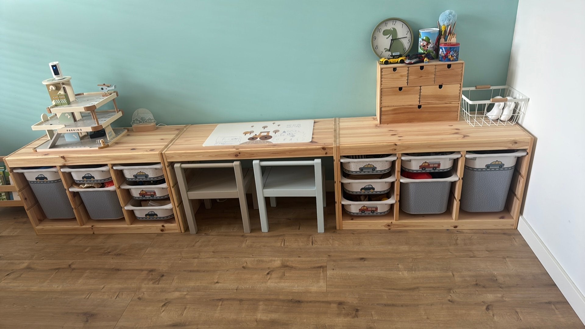 IKEA HACK houten bureau - jongens, Huis en Inrichting, Woonaccessoires | Kisten, Ophalen of Verzenden, Zo goed als nieuw