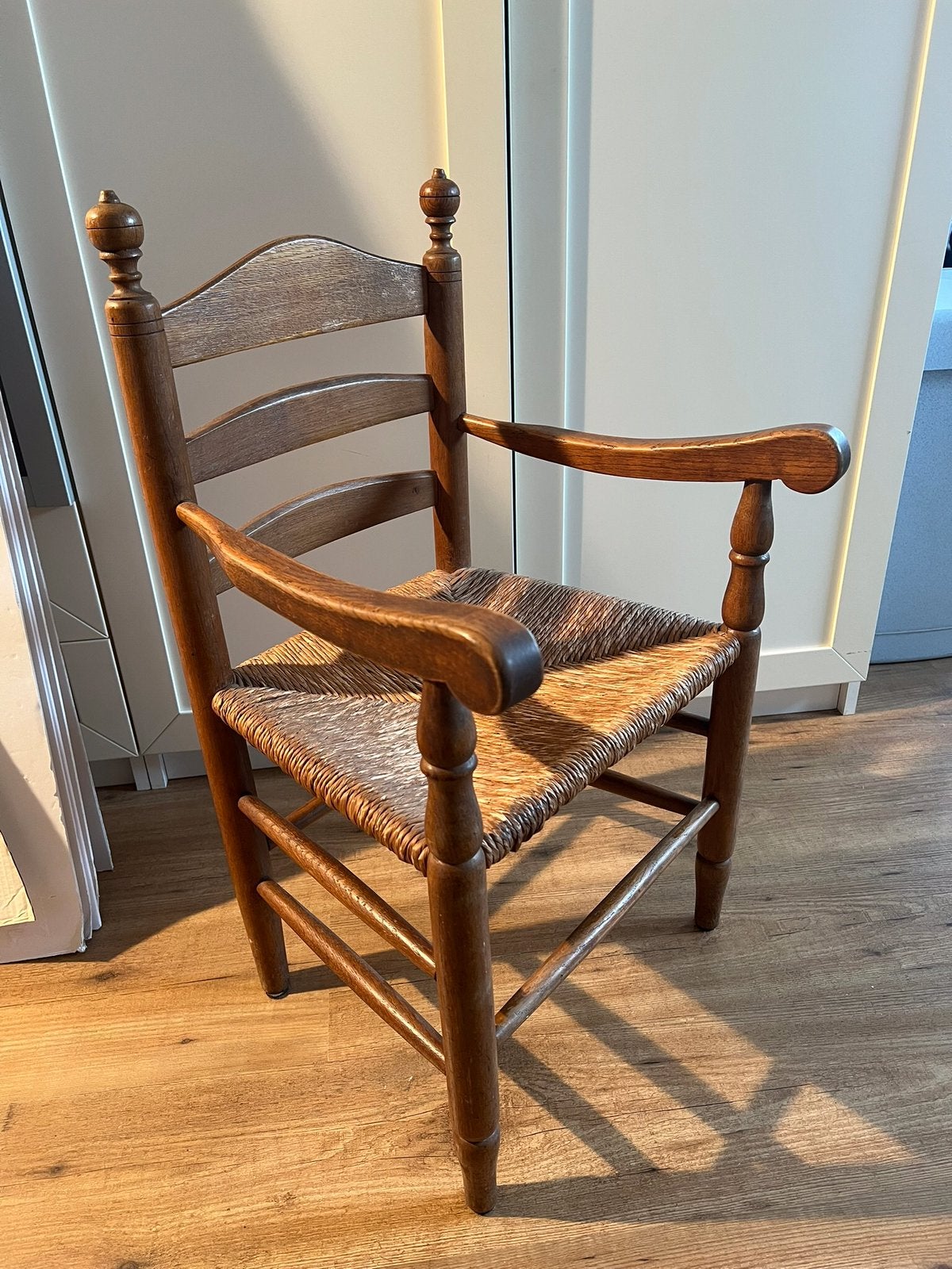 Kinderstoeltje met biezen zitting, Ophalen