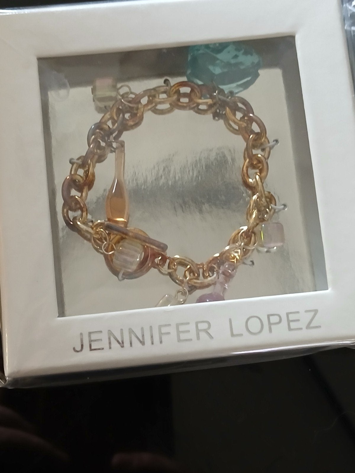 Jennifer Lopez bedelarmband - Nieuw in verpakking, Overige materialen, Nieuw, Goud, Met bedels of kralen