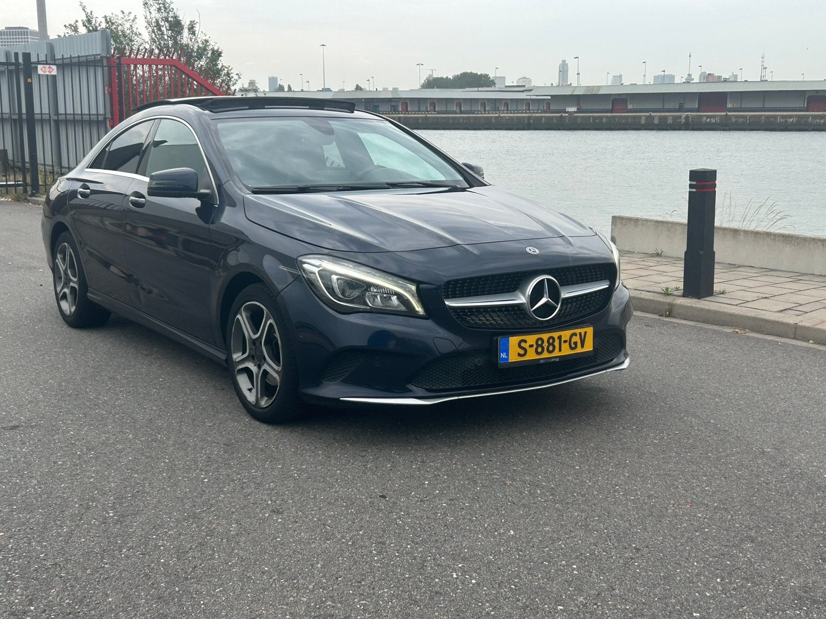 Mercedes-Benz CLA 180 i 7G-DCT AUT PANO CAMERA LEDER LED, Auto's, Mercedes-Benz, 4 cilinders, 715 kg, Blauw, 122 pk