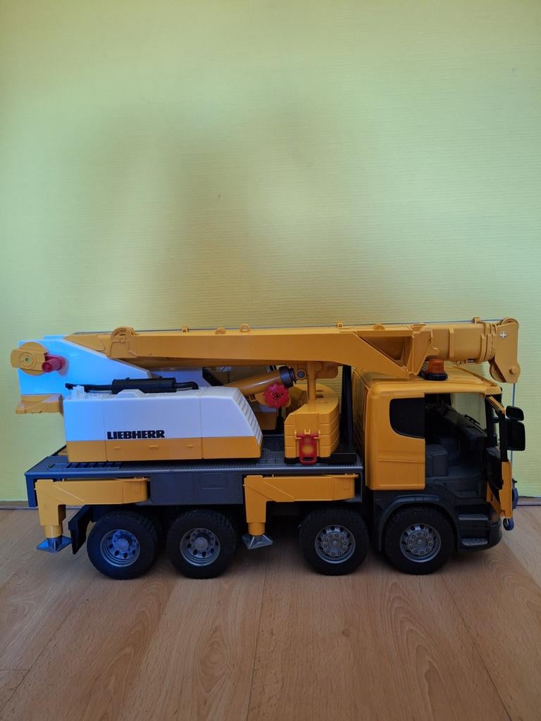 Liebherr hijskraan (Bruder) - mist 1 kapje, goede staat, Ophalen of Verzenden, Gebruikt