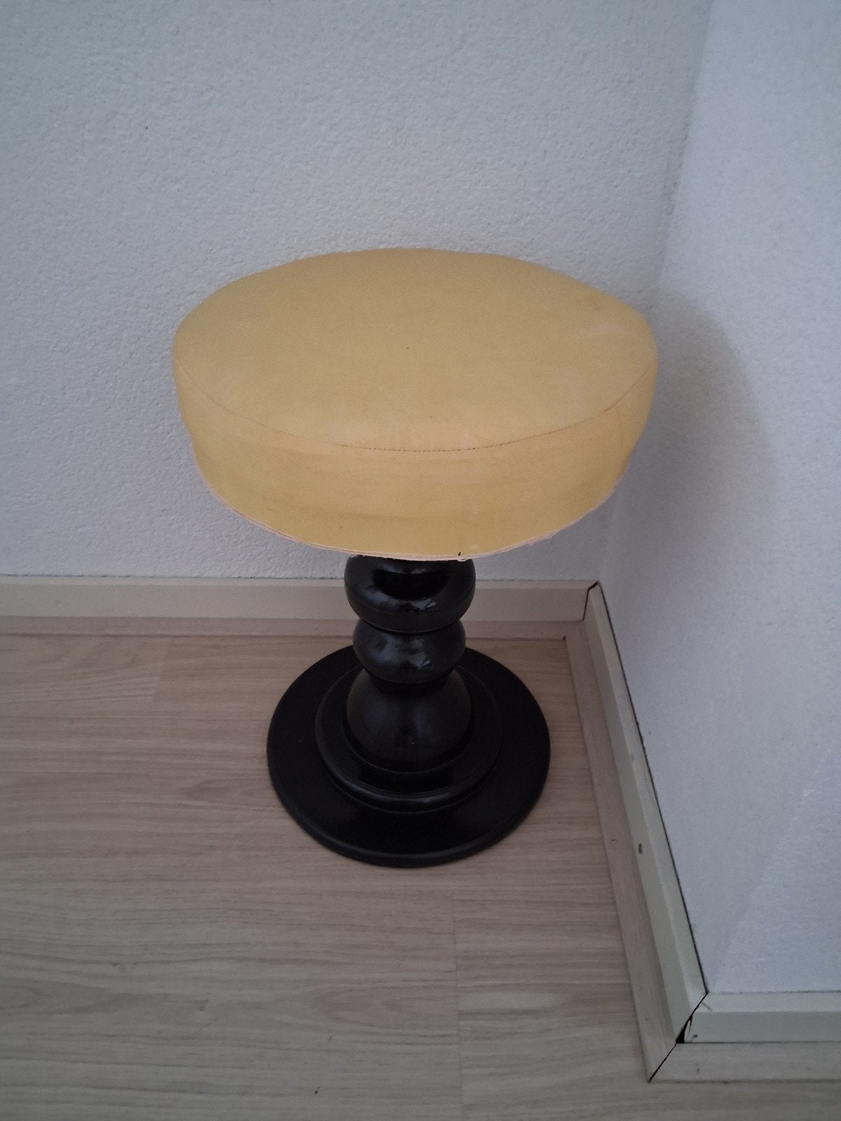 Vintage krukje met geel kussen, Ophalen, Gebruikt, Hout