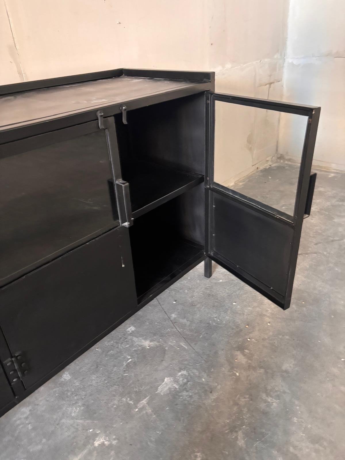 Zwarte Metalen Kast met Glazen Deuren en tv kast, Huis en Inrichting, Ophalen, Zo goed als nieuw