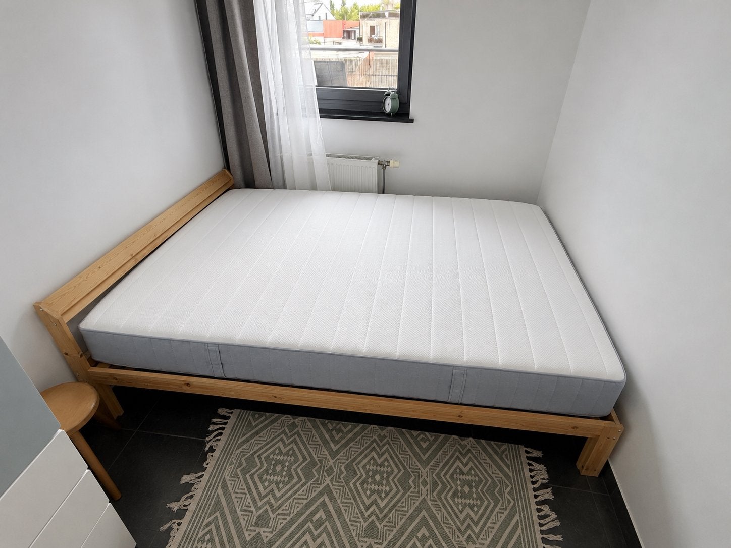 IKEA NEIDEN bed 140x200 + VESTERÖY matras + LURÖY lattenbode, Ophalen, 140 cm, Zo goed als nieuw, Hout