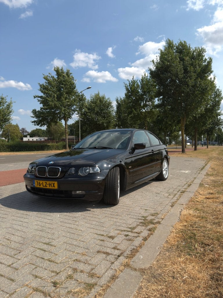 BMW 3-Serie 325ti Compact 2003, Auto's, Zwart, Leder en Stof, Zwart, 75 €/maand