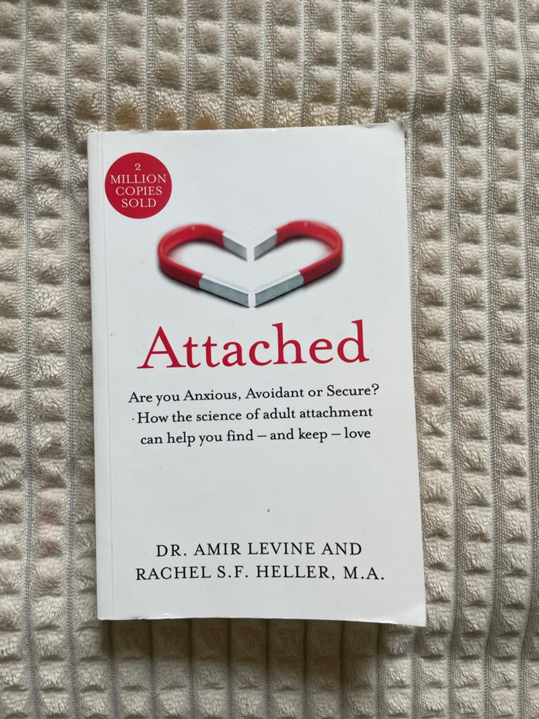 Attached: Hoe hechtingsstijlen liefde beïnvloeden, Ophalen, Zo goed als nieuw, Sociale psychologie
