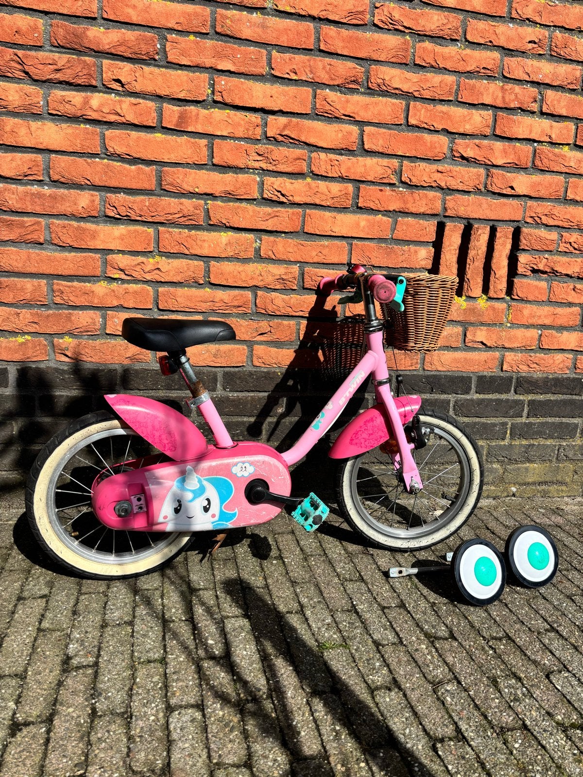 Roze BTWIN kinderfiets 14 inch met zijwieltjes en mandje, Zijwieltjes, Gebruikt, Velgrem, Ophalen of Verzenden