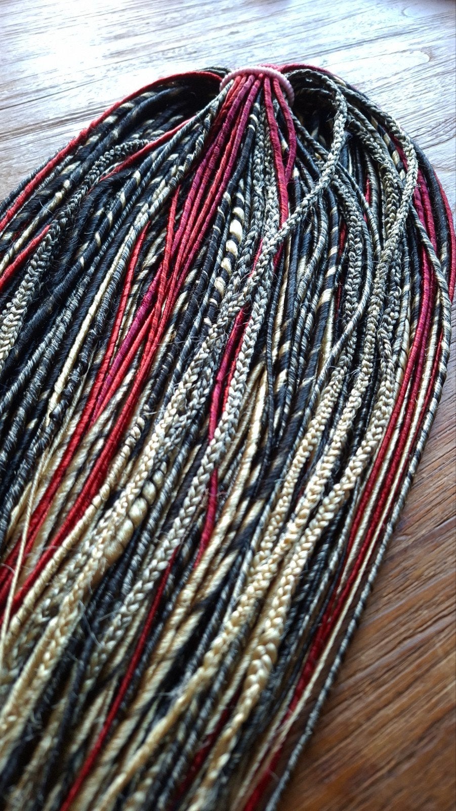 Synthetische Dreads - Zwart, Rood, Blond Mix, Verzenden, Nieuw, Pruik of Haarverlenging