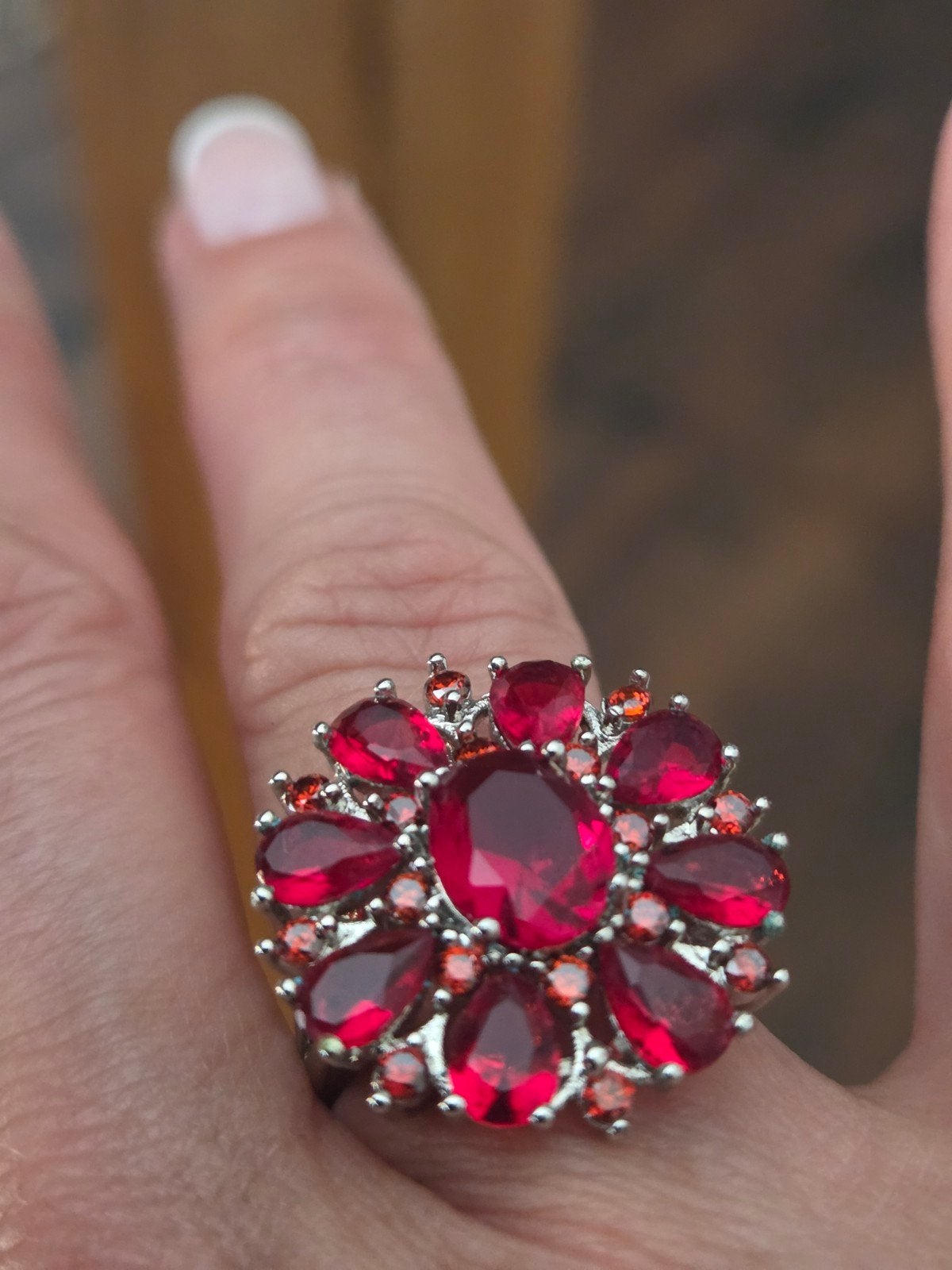 Zilveren zomerse ring met rode bloemmotief., Nieuw, Ophalen of Verzenden, 17 tot 18, Dame