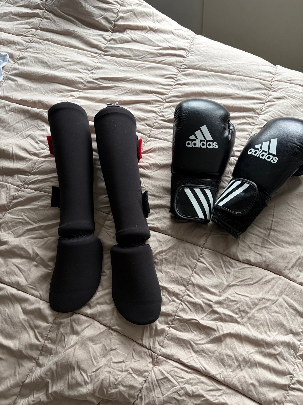 Adidas Kickboks Set: Scheenbeschermers & Bokshandschoenen, Sport en Fitness, Vechtsporten en Zelfverdediging, Ophalen, Overige