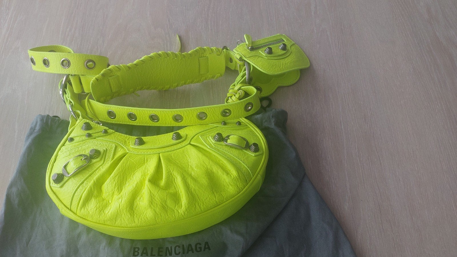 Balenciaga Le Cagole XS Schoudertas Neon Geel, Sieraden, Tassen en Uiterlijk, Tassen | Damestassen, Ophalen of Verzenden