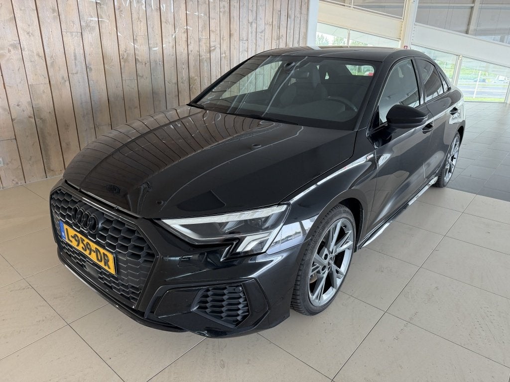 Audi A3 Limousine 30 TFSI S edition (bj 2021, automaat), Auto's, Gebruikt, Zwart, Origineel Nederlands, Bedrijf