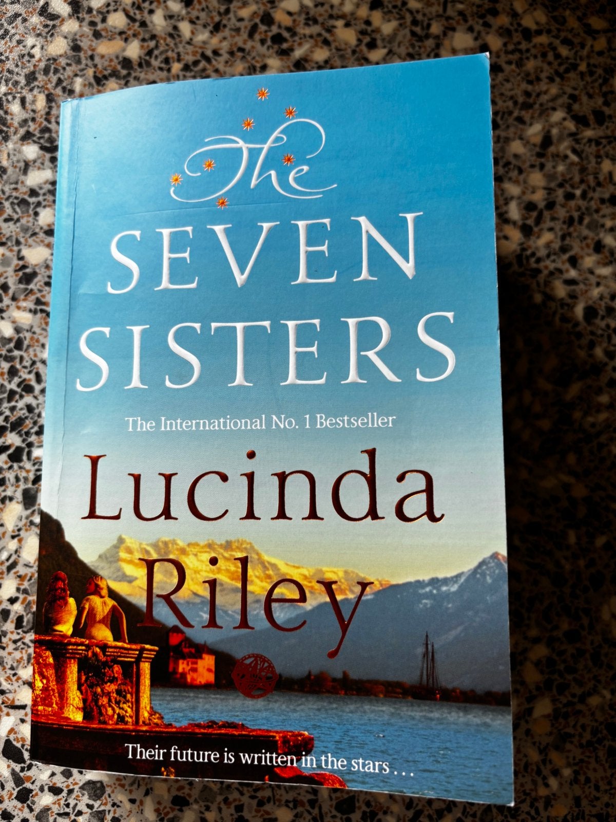 De zeven zussen Engelse vertaling van Lucinda Riley., Boeken, Thrillers, Ophalen of Verzenden, Zo goed als nieuw, Europa overig